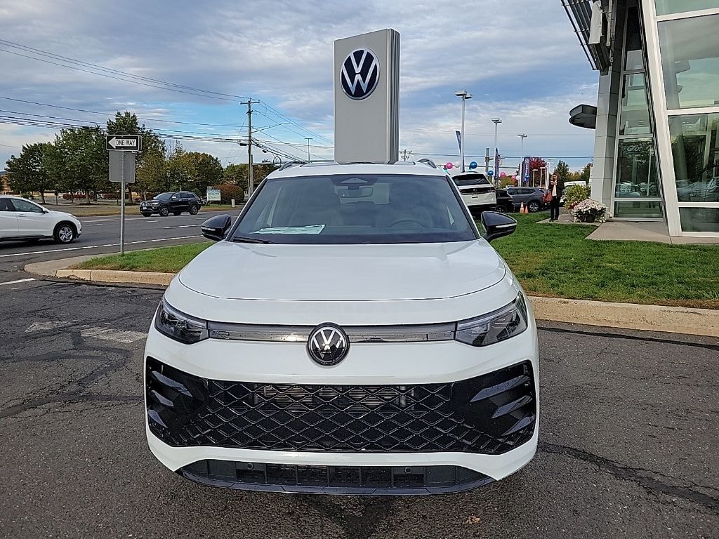 New 2025 Volkswagen Tiguan 2.0T SE R-Line Black SUV