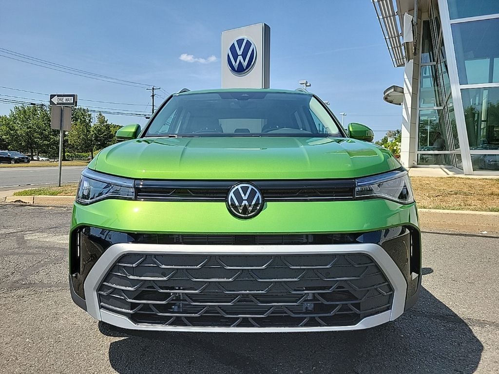 2025 Volkswagen Taos SE photo 4