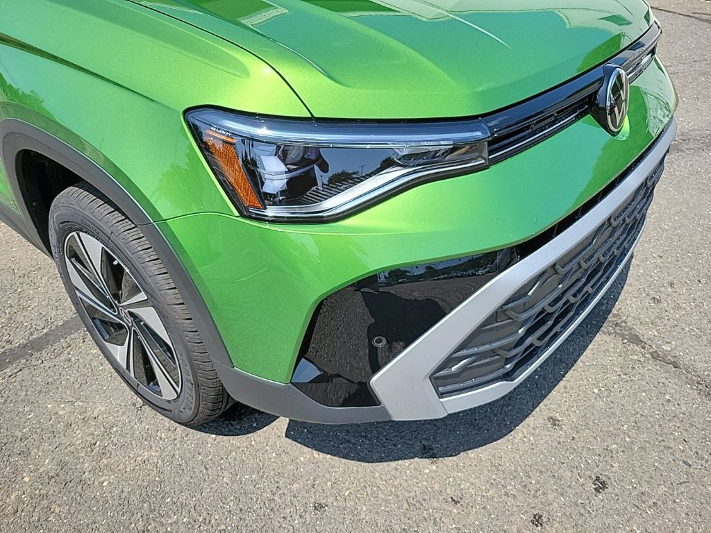 2025 Volkswagen Taos SE photo 3