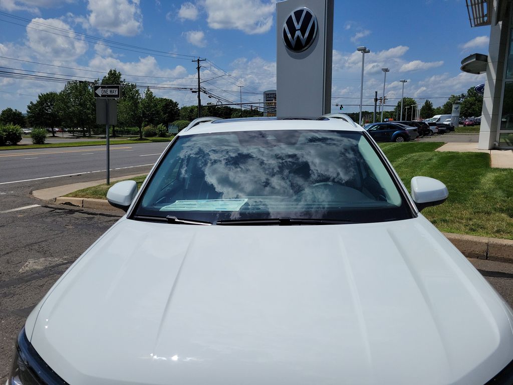 2025 Volkswagen Taos SE photo 3