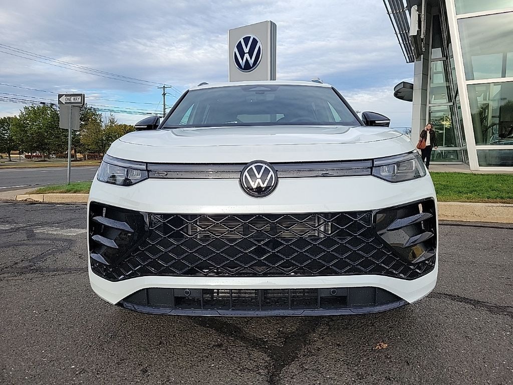 New 2025 Volkswagen Tiguan 2.0T SE R-Line Black SUV