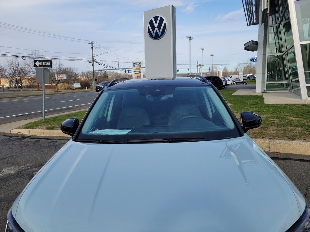 2025 Volkswagen Taos SE photo 3