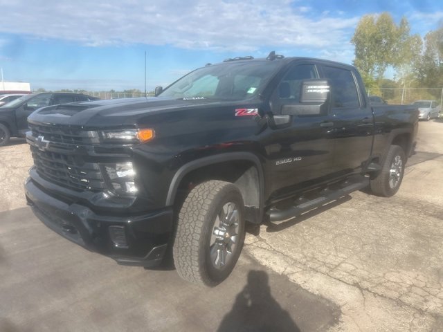 2025 Chevrolet Silverado 2500HD Custom photo 2