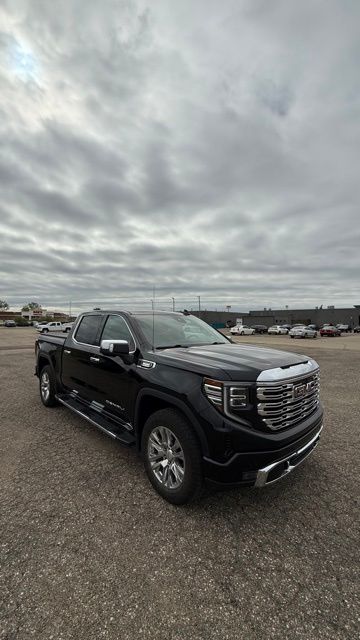 2023 GMC Sierra 4WD Crew Cab Short Box Denali's photo
