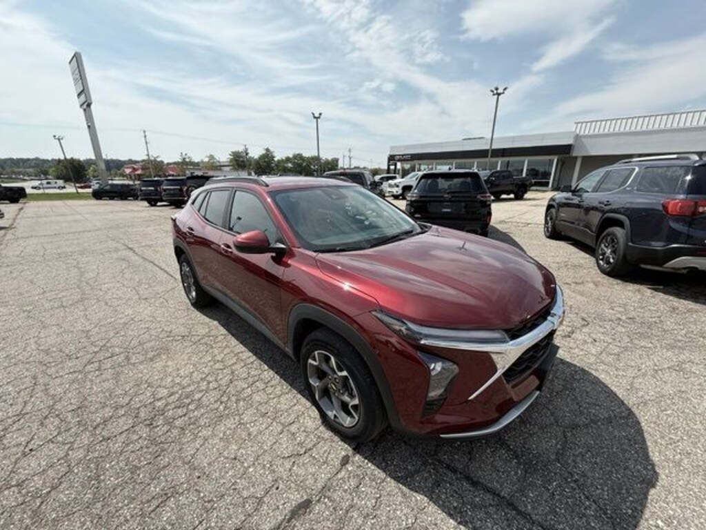 Used 2025 Chevrolet Trax LT SUV