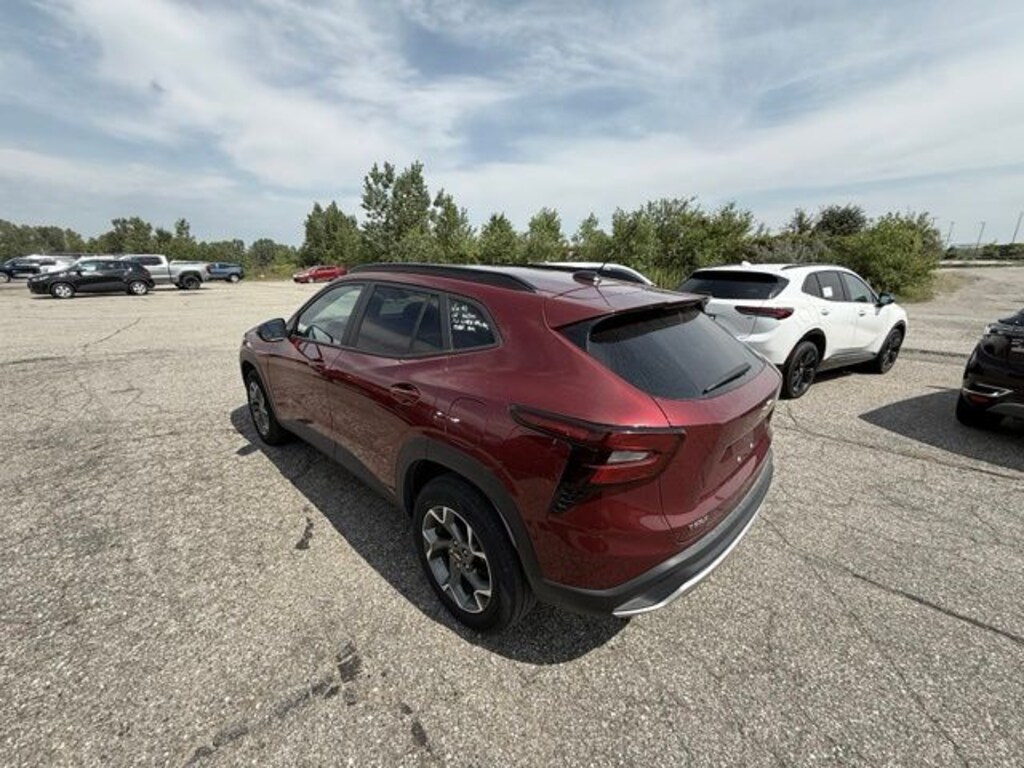 Used 2025 Chevrolet Trax LT SUV