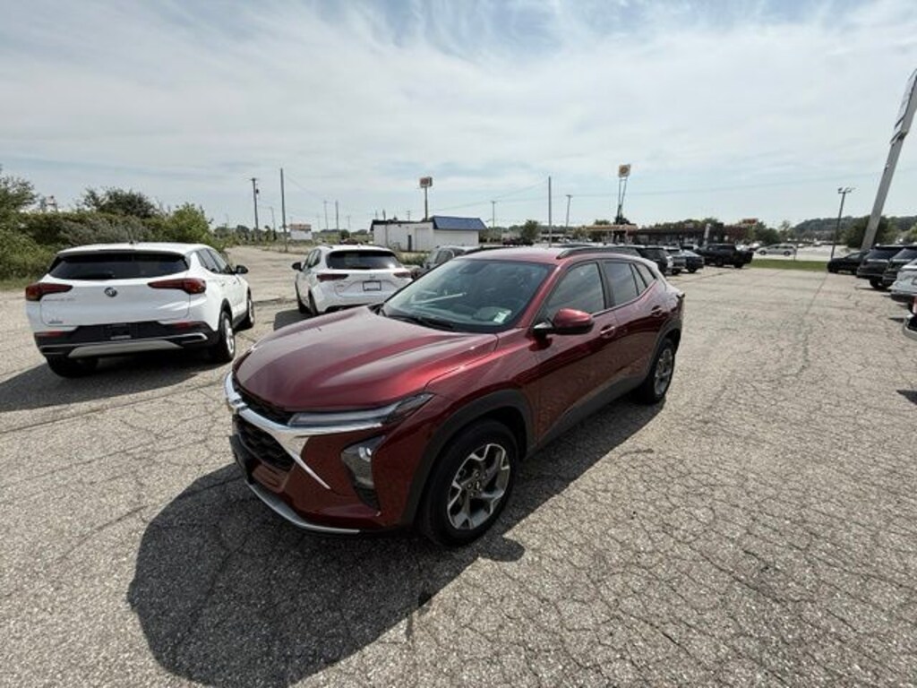 Used 2025 Chevrolet Trax LT SUV