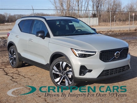 2025 Volvo XC40 B5 Plus Dark Theme SUV