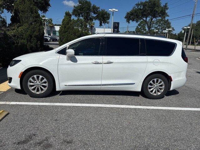 2018 Chrysler Pacifica Touring L photo 3