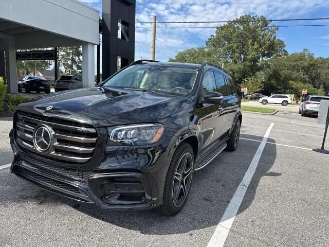 2025 Mercedes Benz GLS 450 4MATIC photo 3