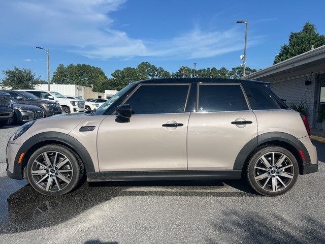 2022 Mini Cooper S Iconic photo 3