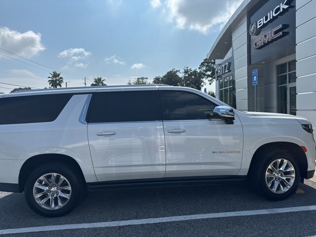 2022 Chevrolet Suburban Premier photo 3