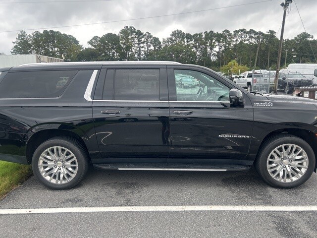 2023 Chevrolet Suburban High Country photo 3