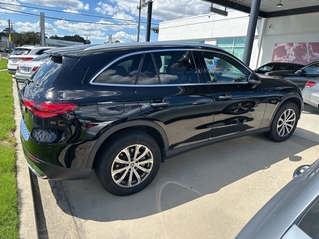 2025 Mercedes Benz GLC 300 photo 4