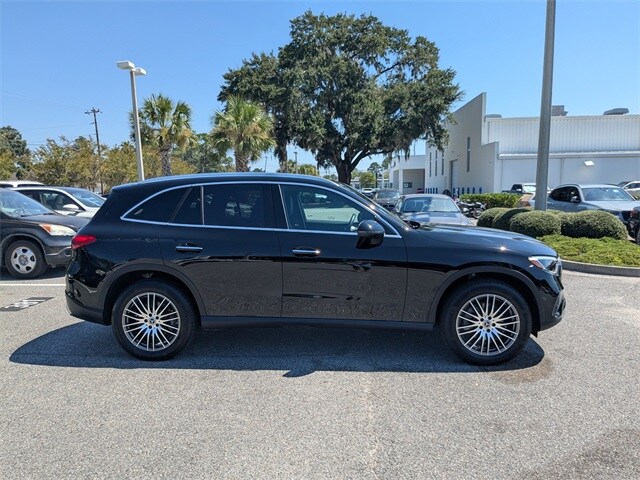 2025 Mercedes Benz GLC 300 photo 3