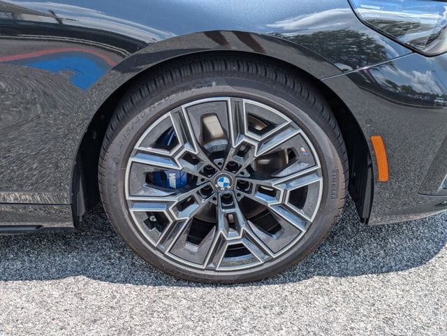 2027 BMW 5 Series 550e - Photo 12