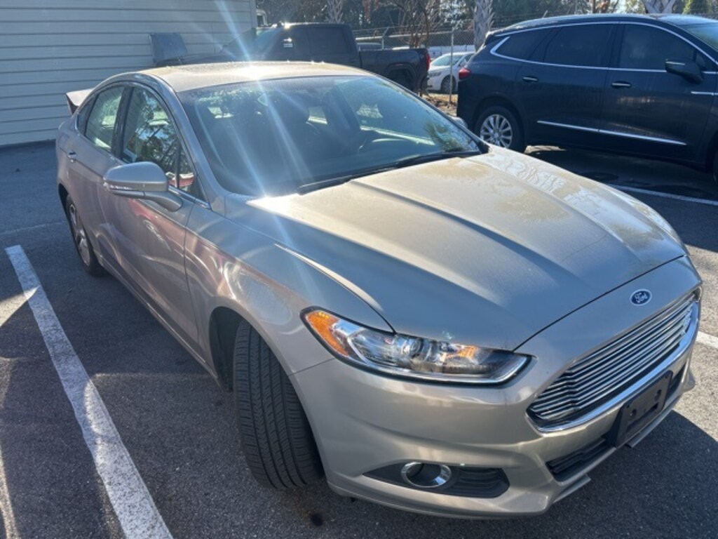 Used 2015 Ford Fusion SE Sedan