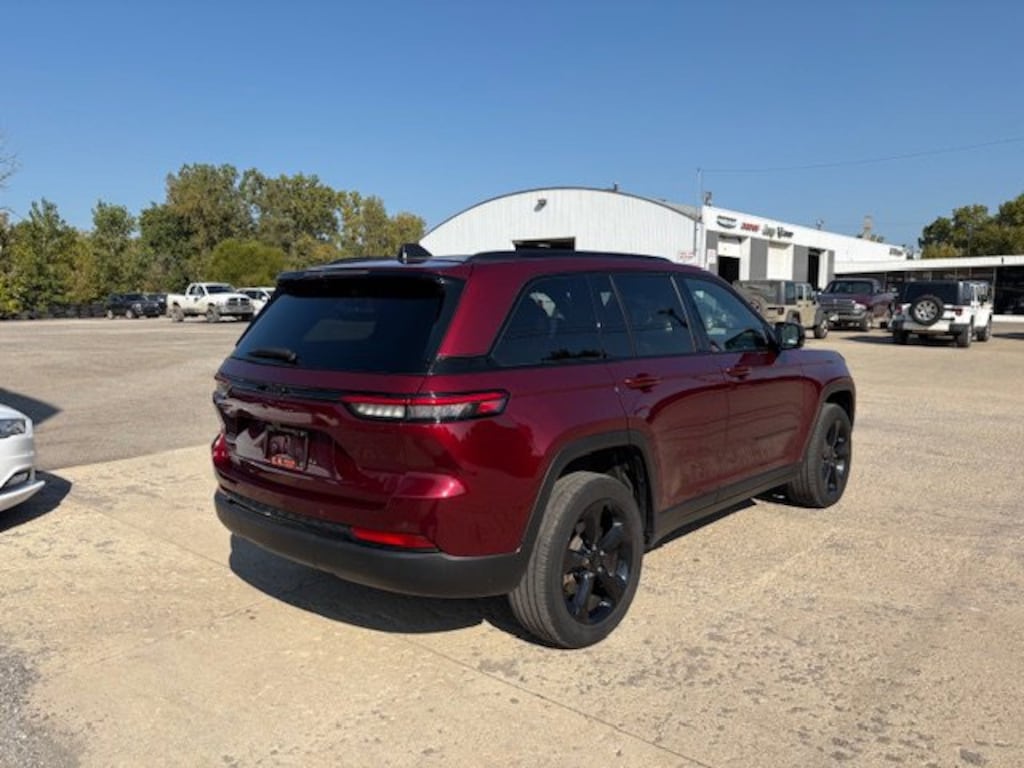 Used 2023 Jeep Grand Cherokee Laredo SUV