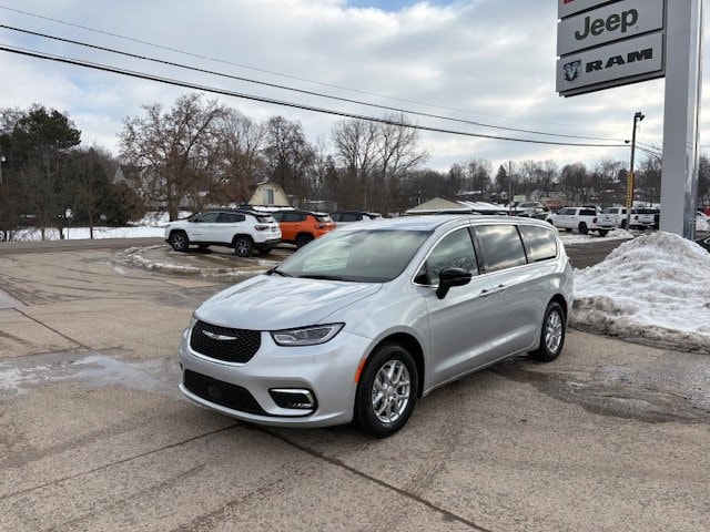 2026 Chrysler Pacifica Select's photo