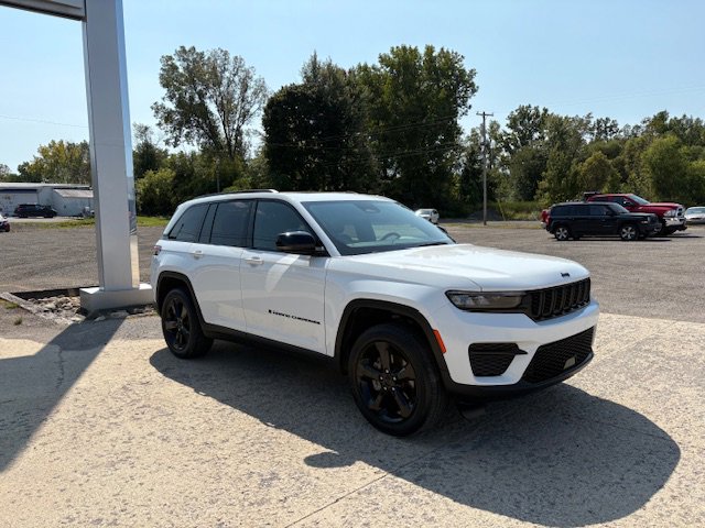 2023 Jeep Grand Cherokee Laredo photo 3