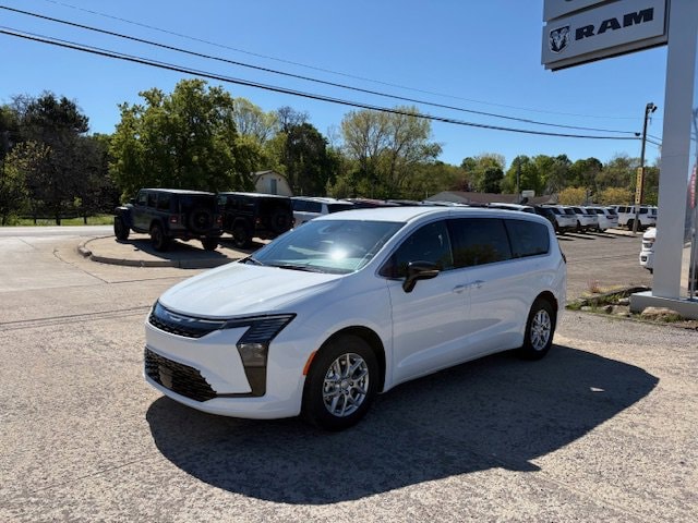 2027 Chrysler Pacifica Select's photo
