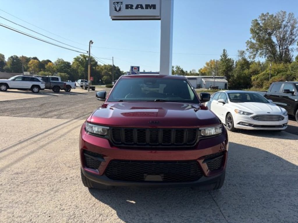 Used 2023 Jeep Grand Cherokee Laredo SUV