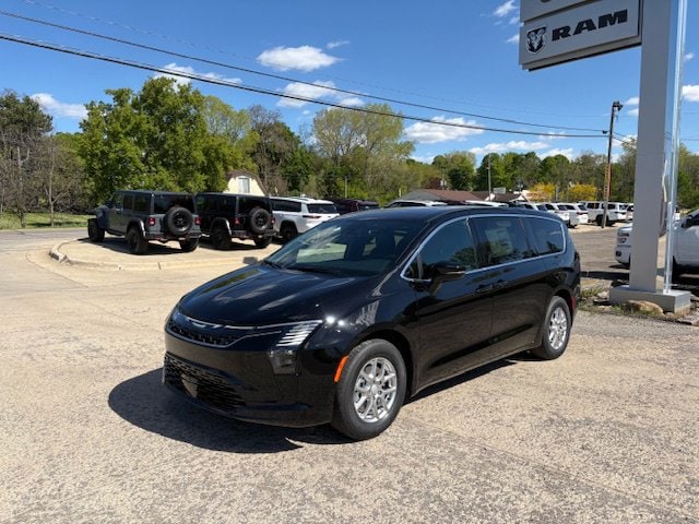 2027 Chrysler Pacifica Select's photo