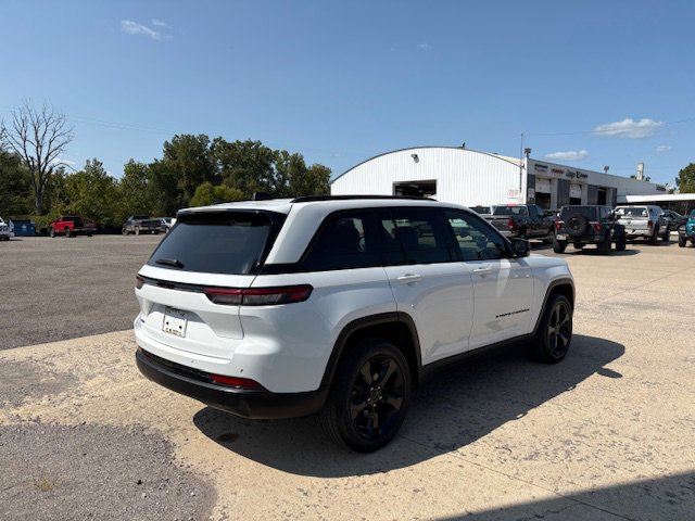 2023 Jeep Grand Cherokee Laredo photo 4