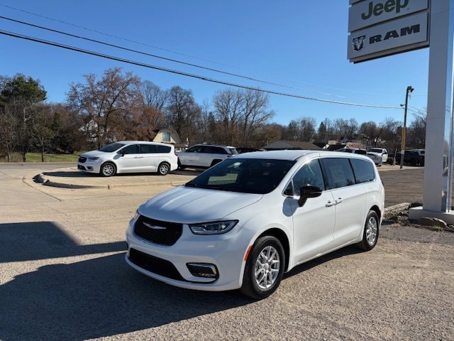 2026 Chrysler Pacifica Select's photo