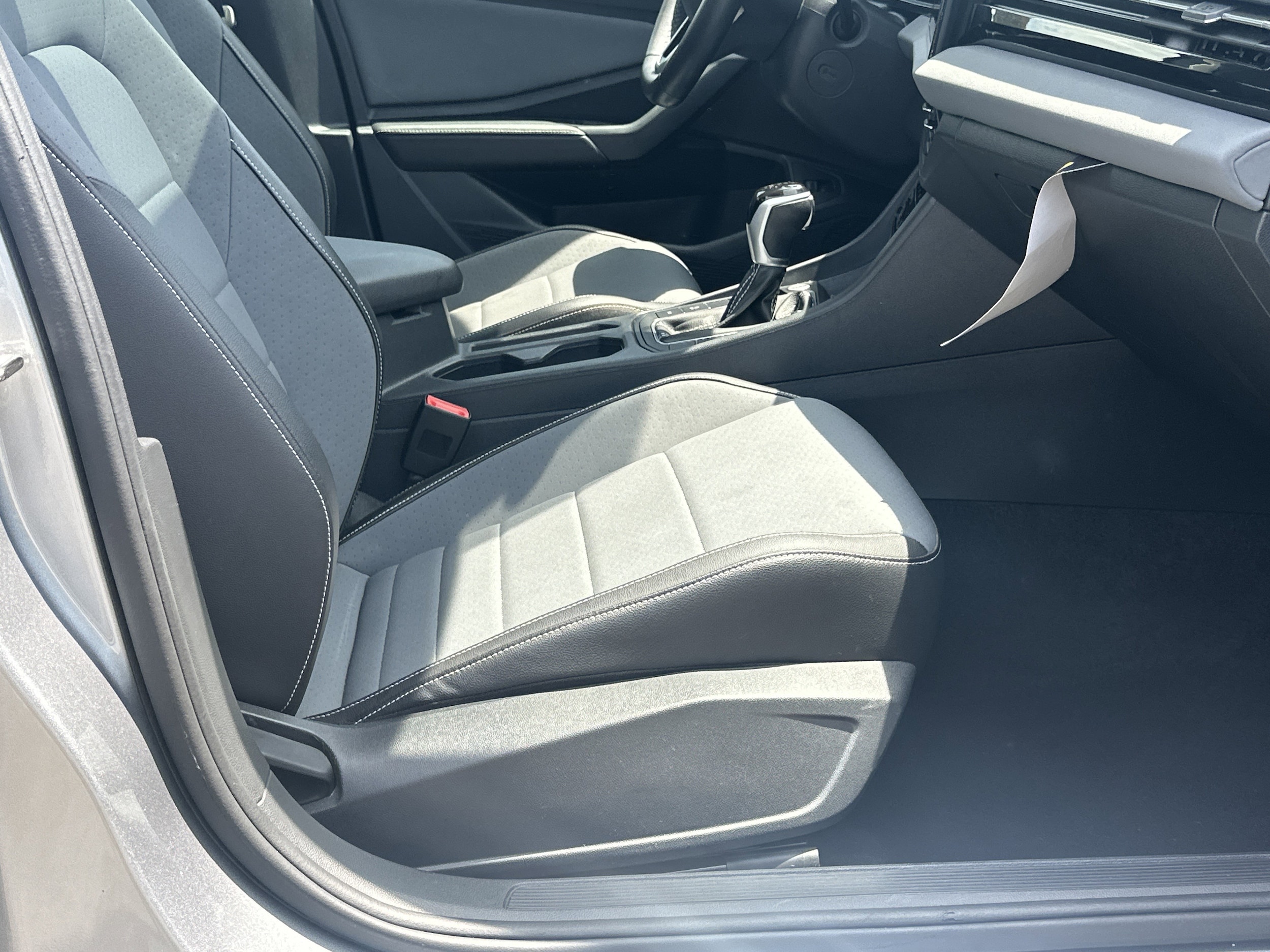 2025 Volkswagen Jetta SE - Photo 13