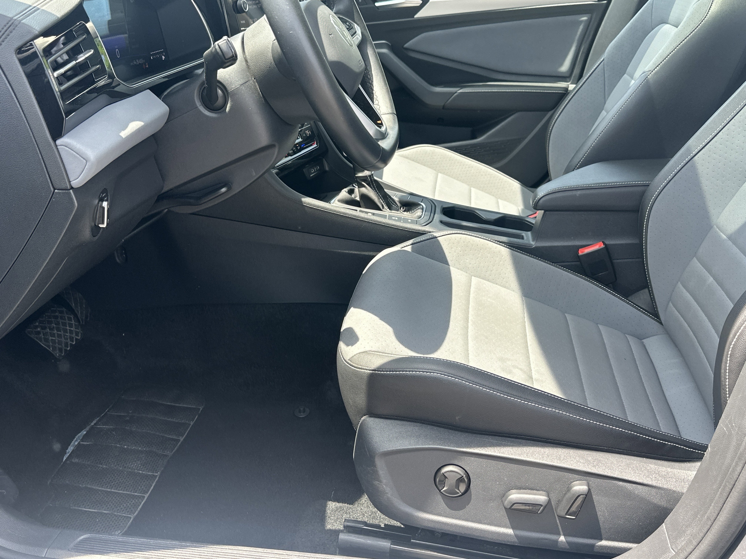 2025 Volkswagen Jetta SE - Photo 9
