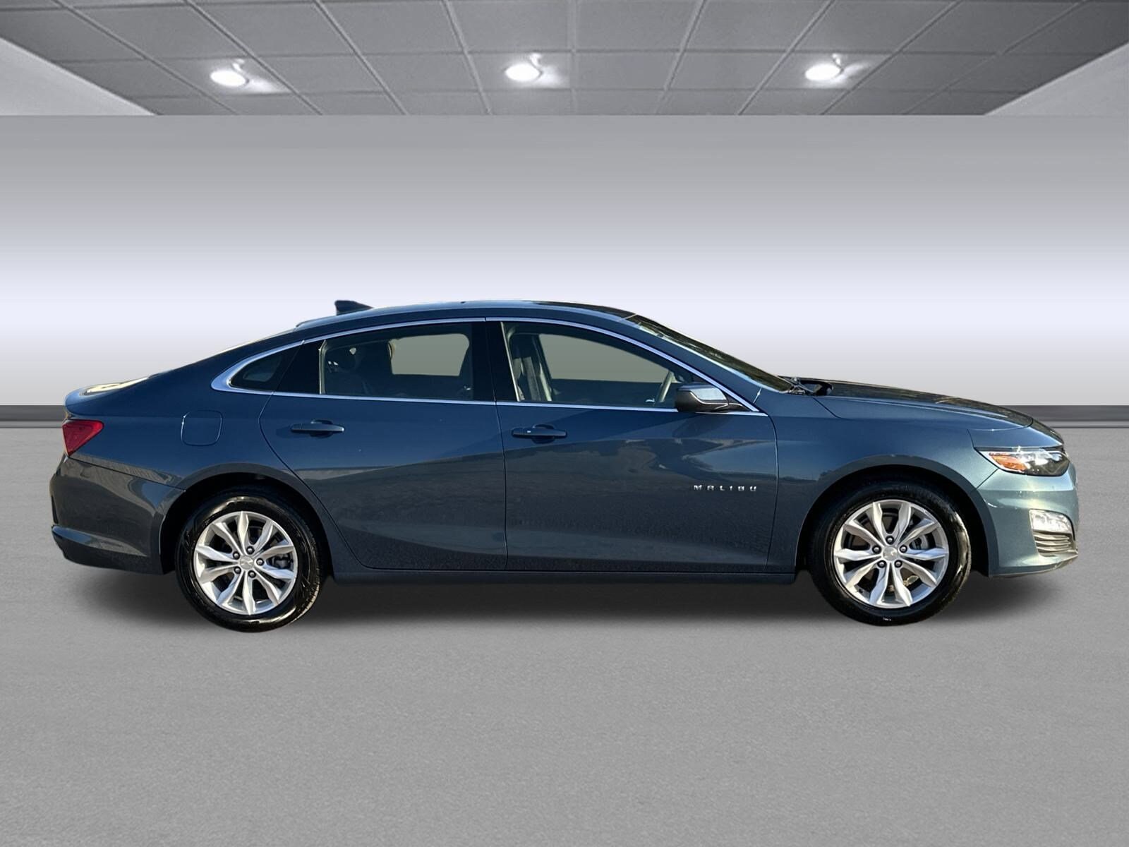 2024 Chevrolet Malibu 1LT photo 2