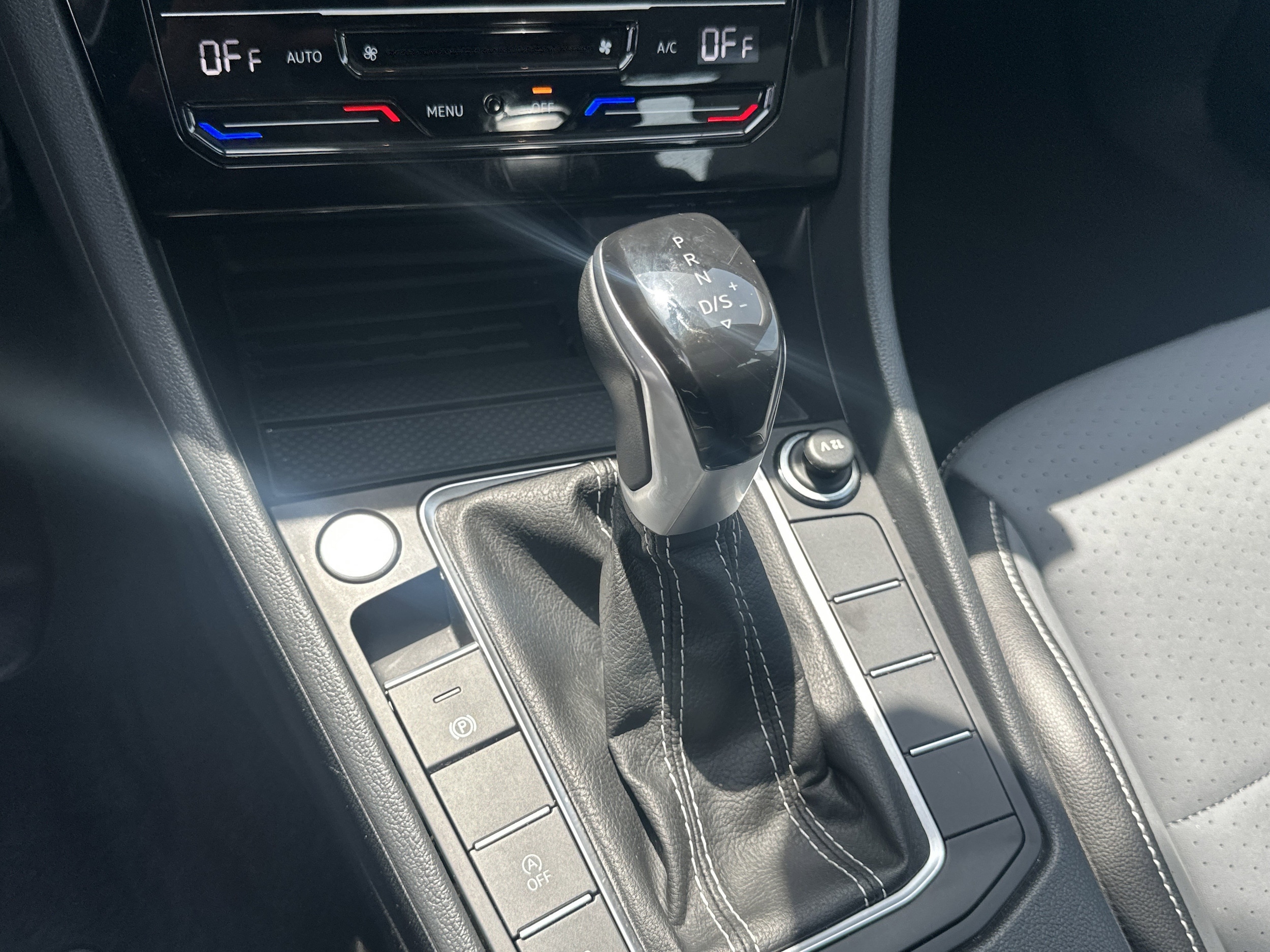 2025 Volkswagen Jetta SE - Photo 27