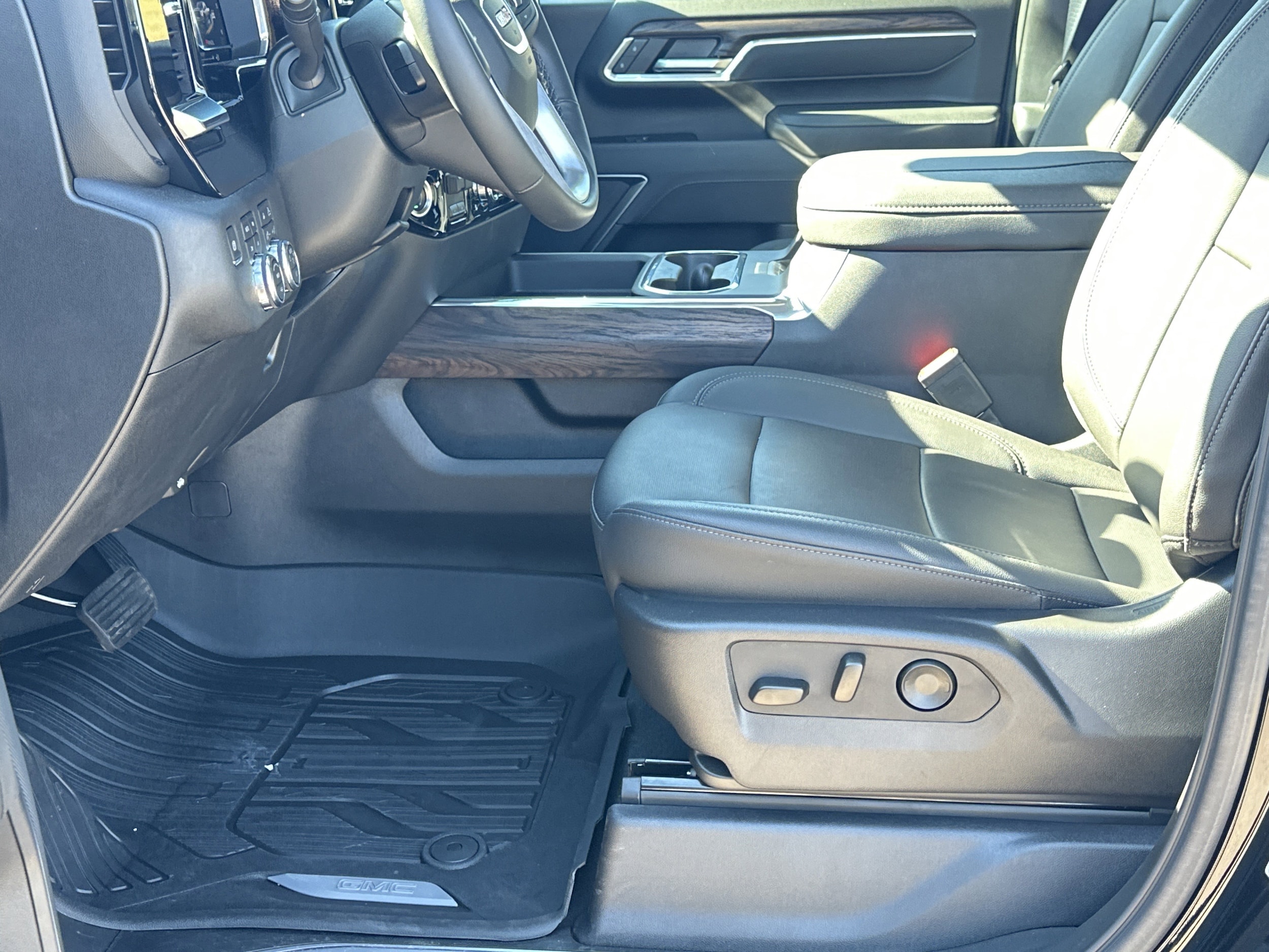 2025 GMC Sierra 2500HD SLT - Photo 9
