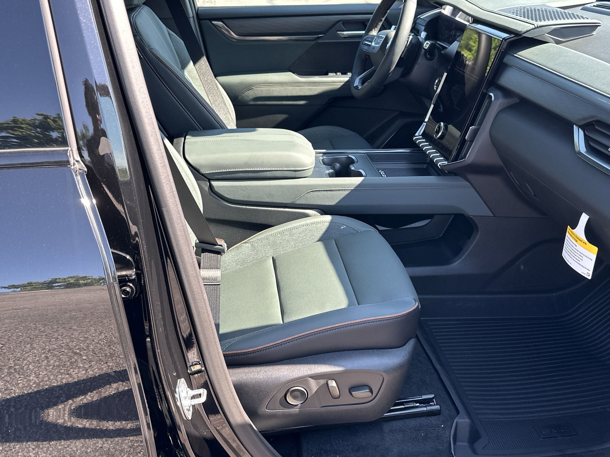 2025 GMC Acadia AT4 - Photo 13
