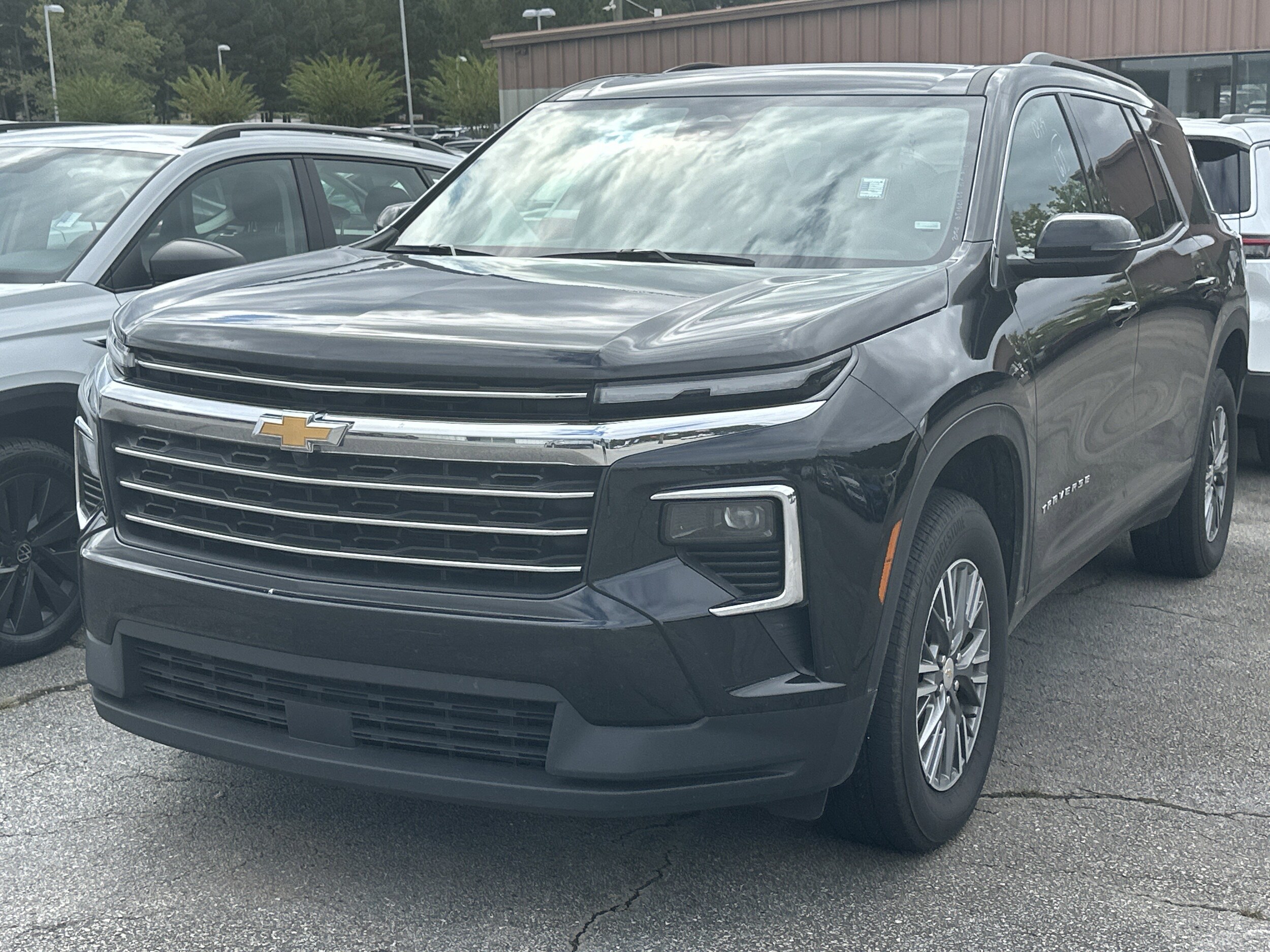 2025 Chevrolet Traverse photo 2