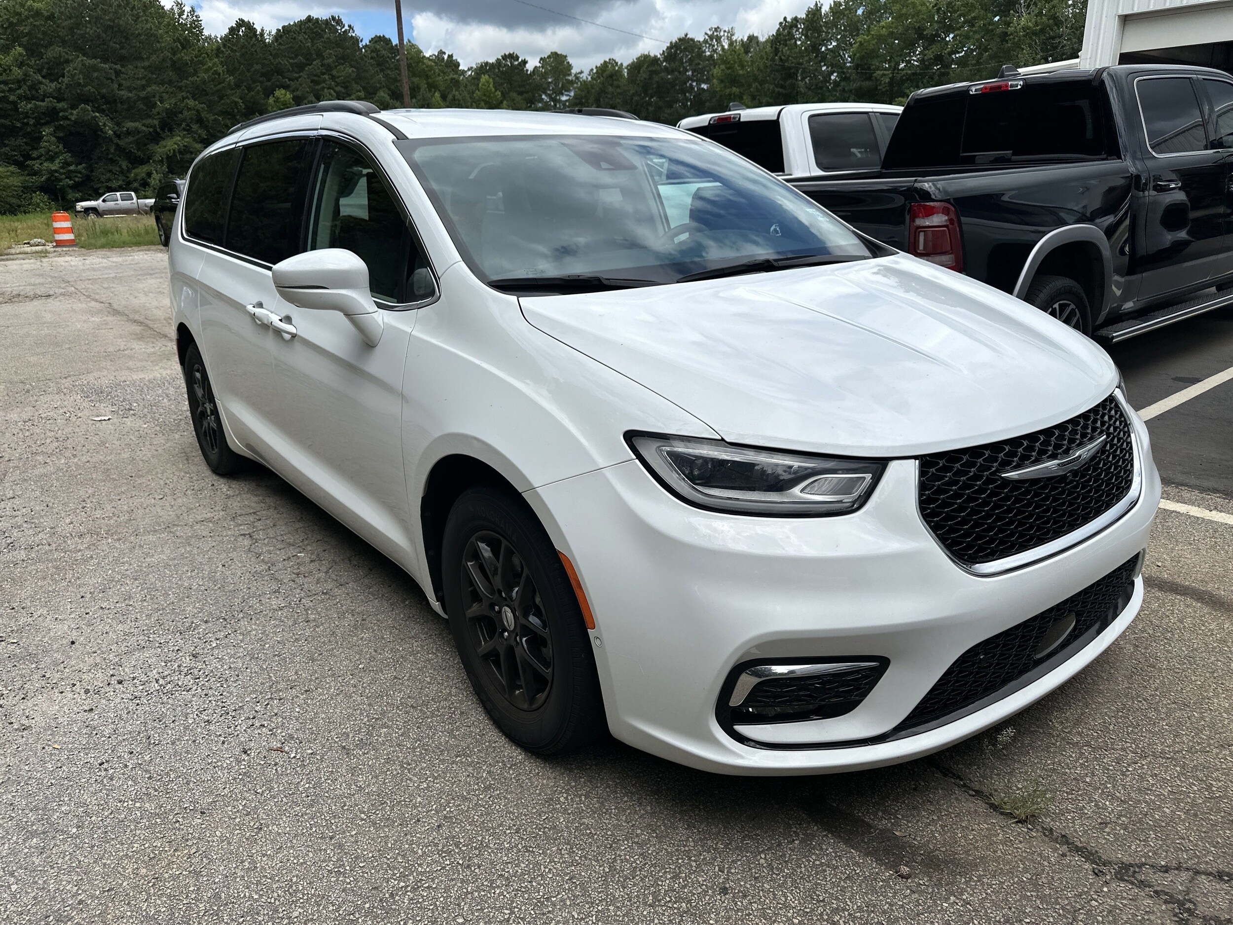 2022 Chrysler Pacifica Touring L photo 3