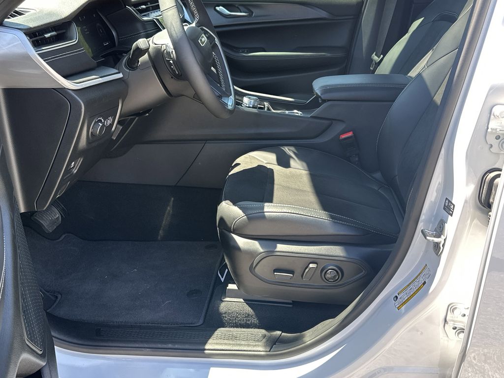 2025 Jeep Grand Cherokee Altitude - Photo 9