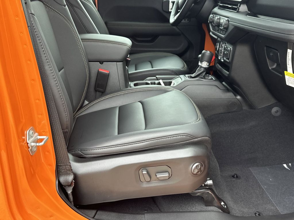 2025 Jeep Wrangler 4-Door Sahara - Photo 13