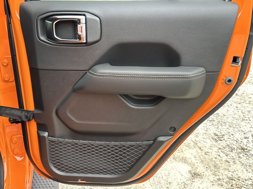 2025 Jeep Wrangler 4-Door Sahara - Photo 16