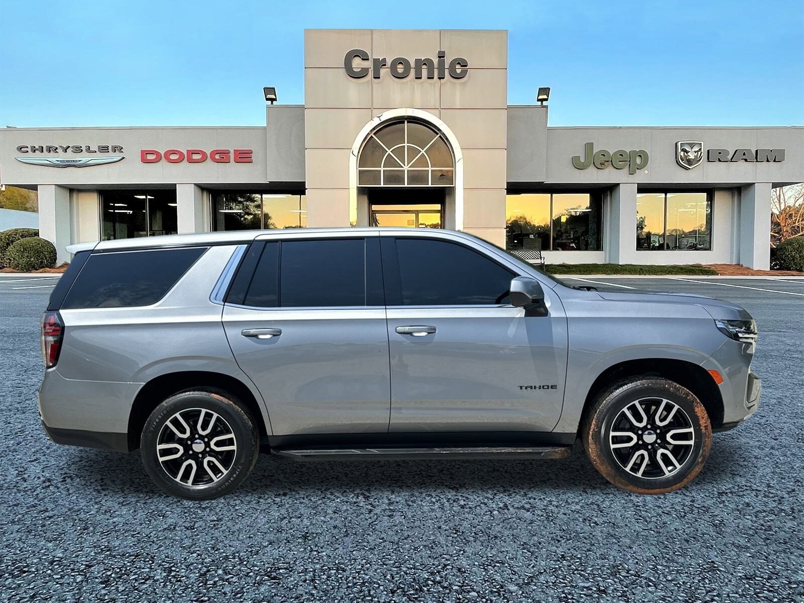 2023 Chevrolet Tahoe photo 2