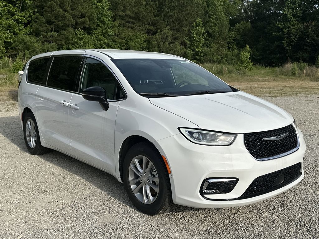 2026 Chrysler Pacifica Select's photo