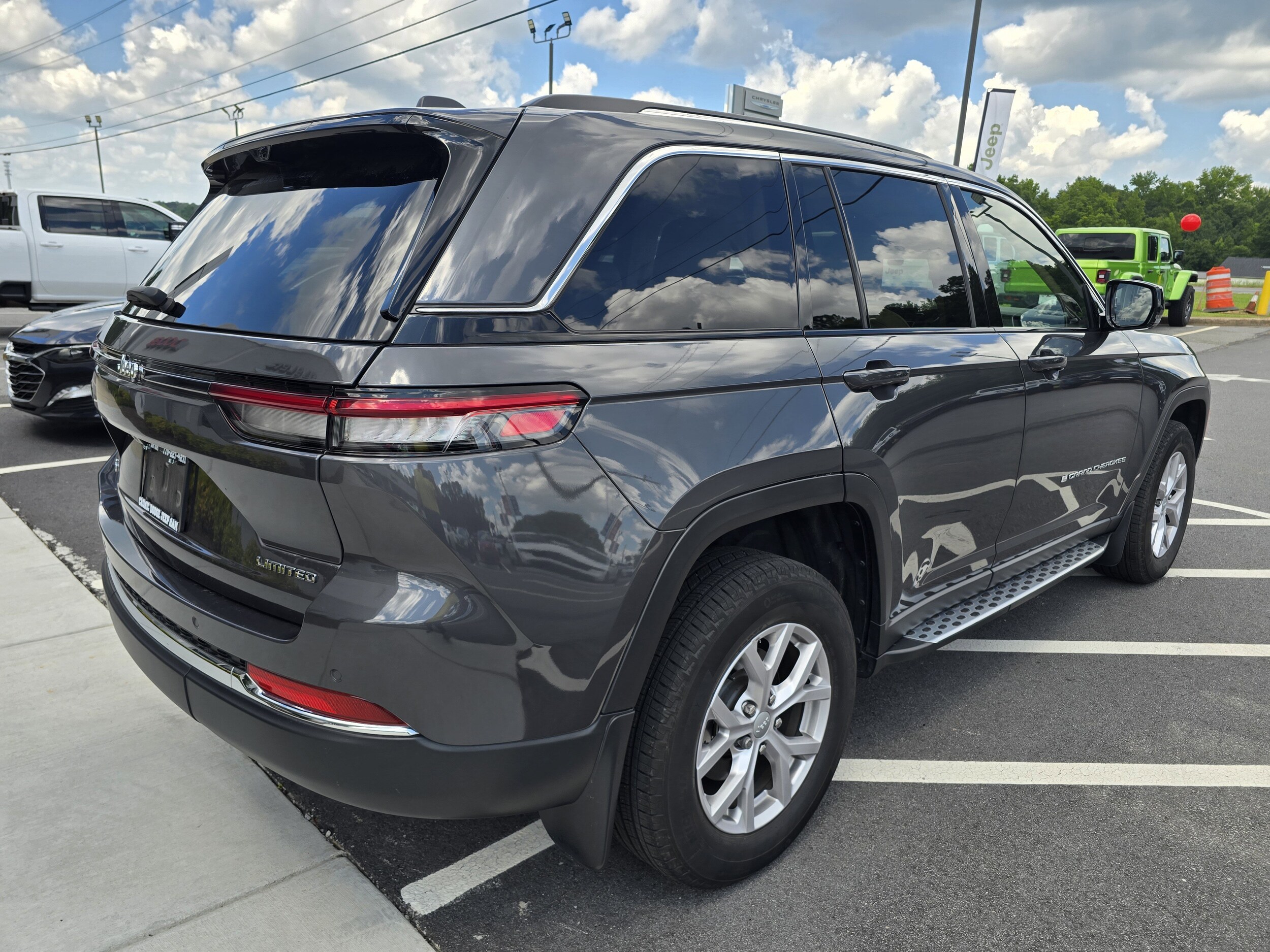 2022 Jeep Grand Cherokee Limited Sport photo 3