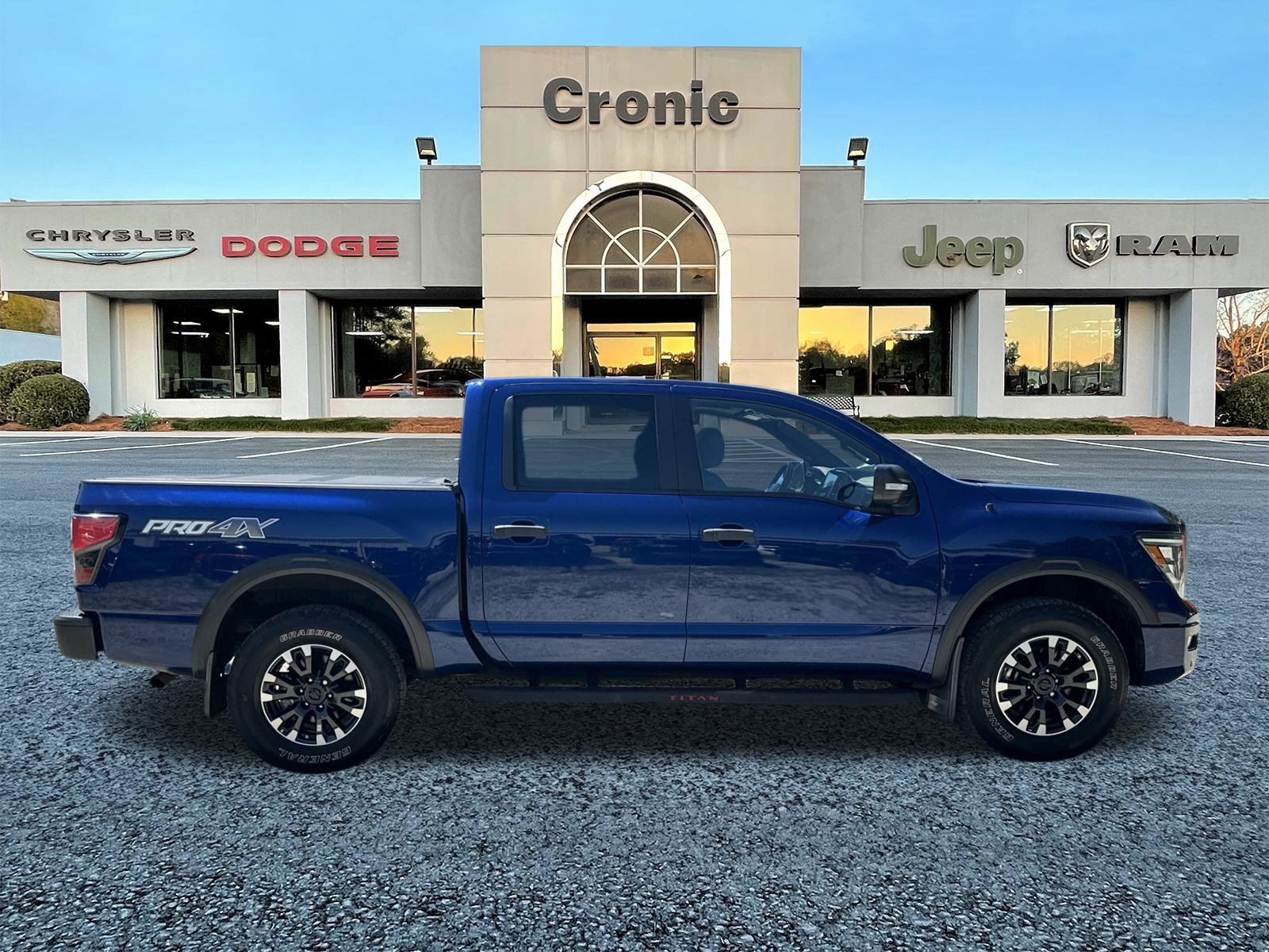 2021 Nissan Titan PRO-4X Crew Cab photo 2