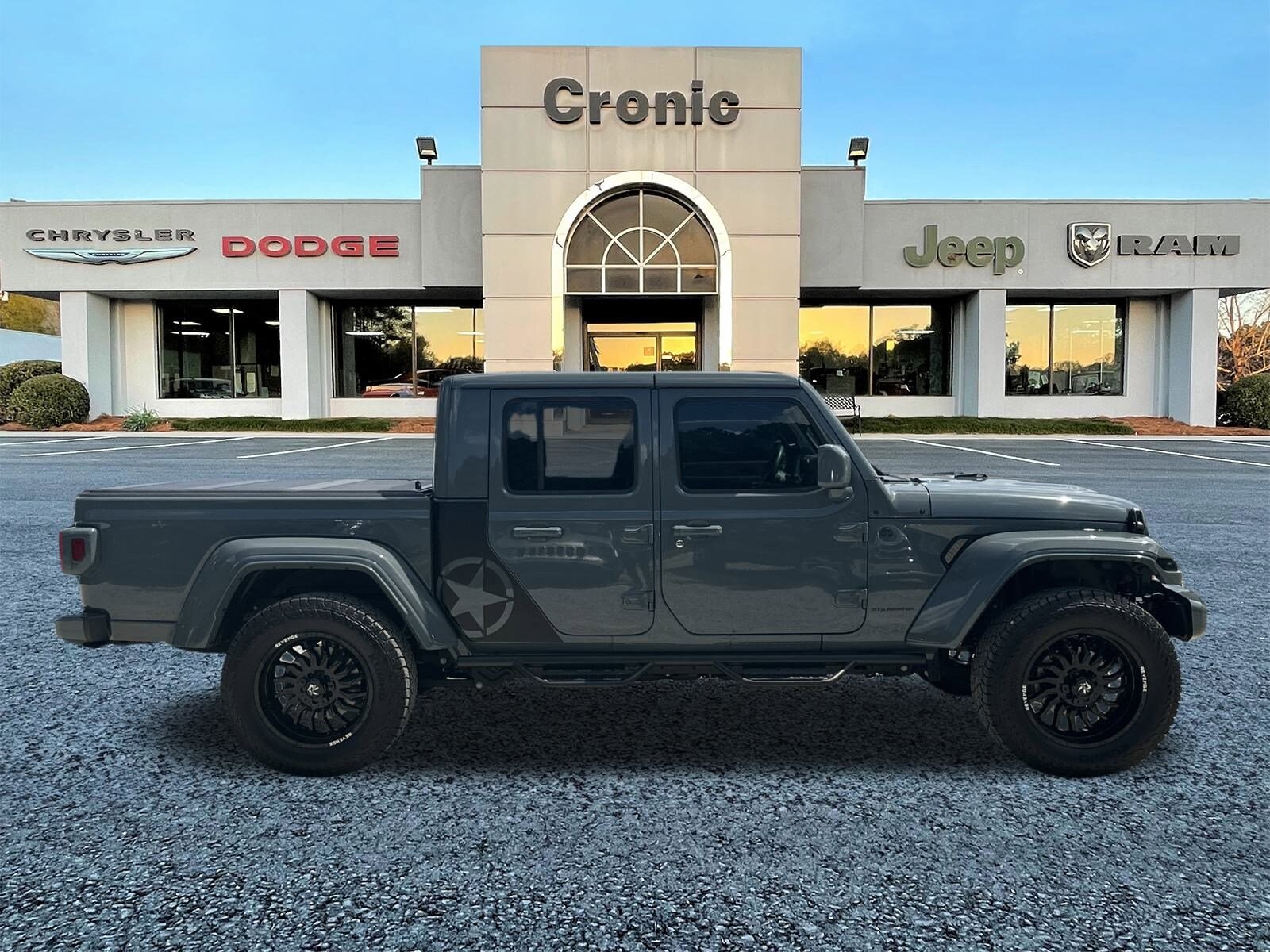 2025 Jeep Gladiator photo 2