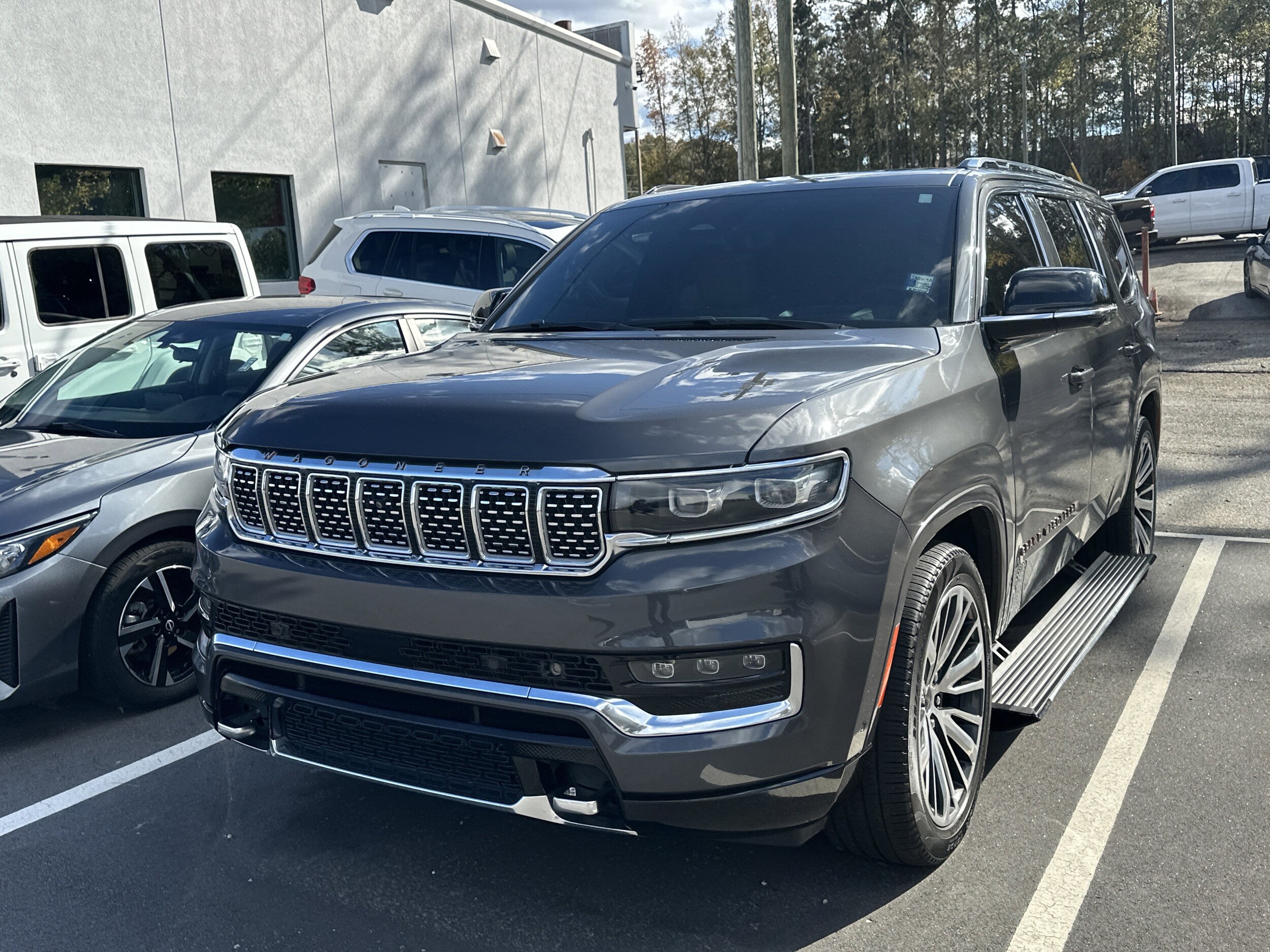 2023 Jeep Grand Wagoneer III photo 3