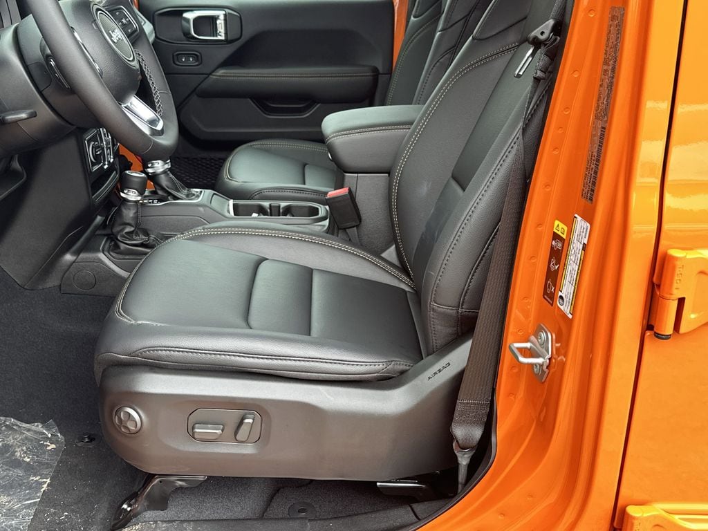 2025 Jeep Wrangler 4-Door Sahara - Photo 9