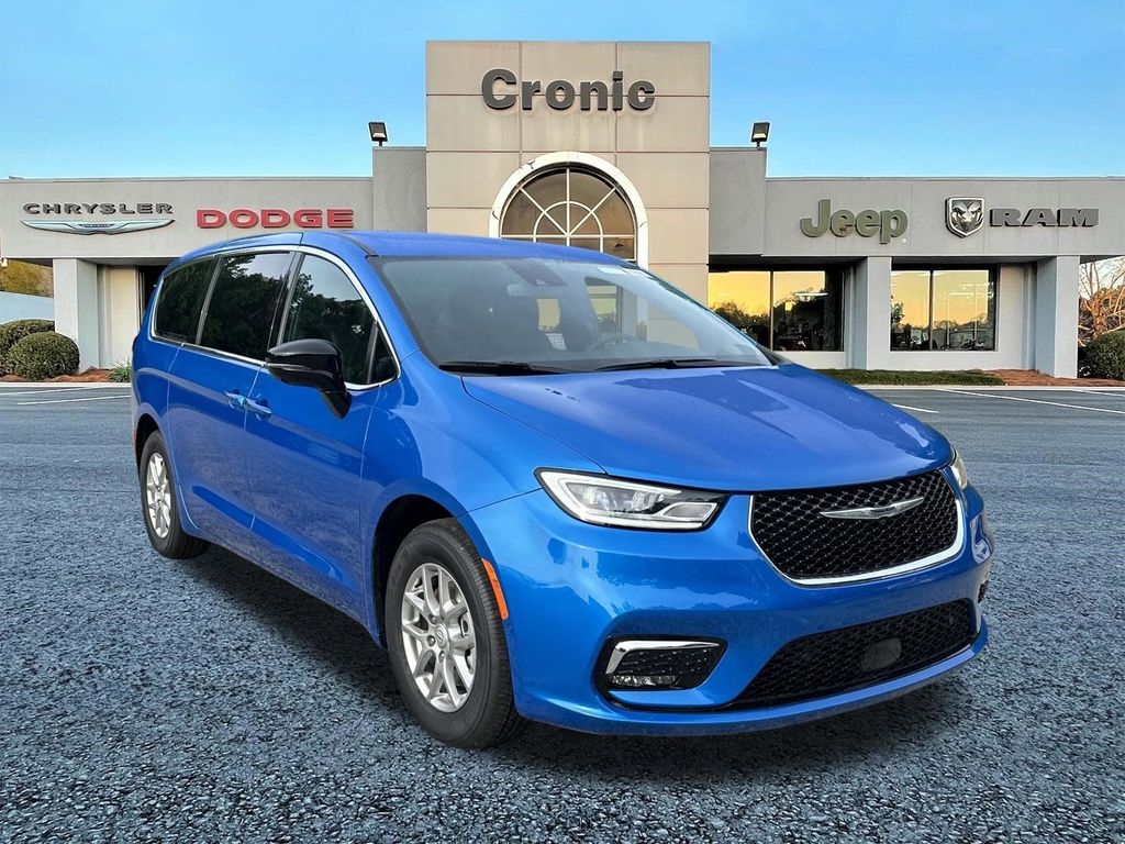 2026 Chrysler Pacifica Select's photo