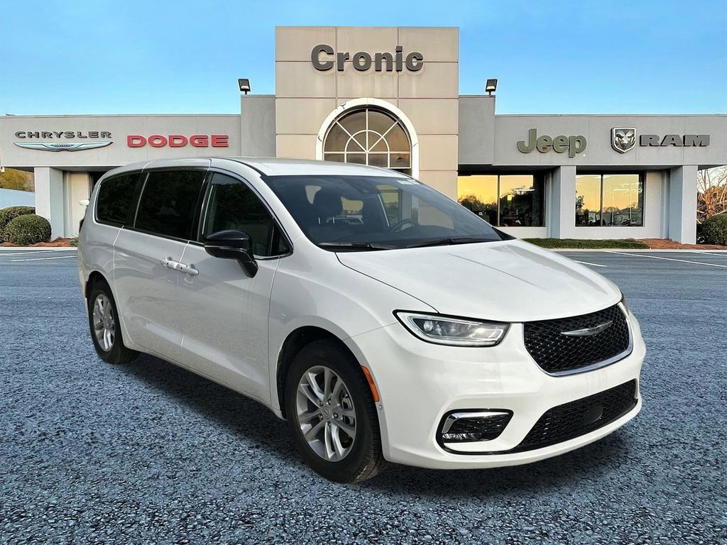 2026 Chrysler Pacifica Select's photo
