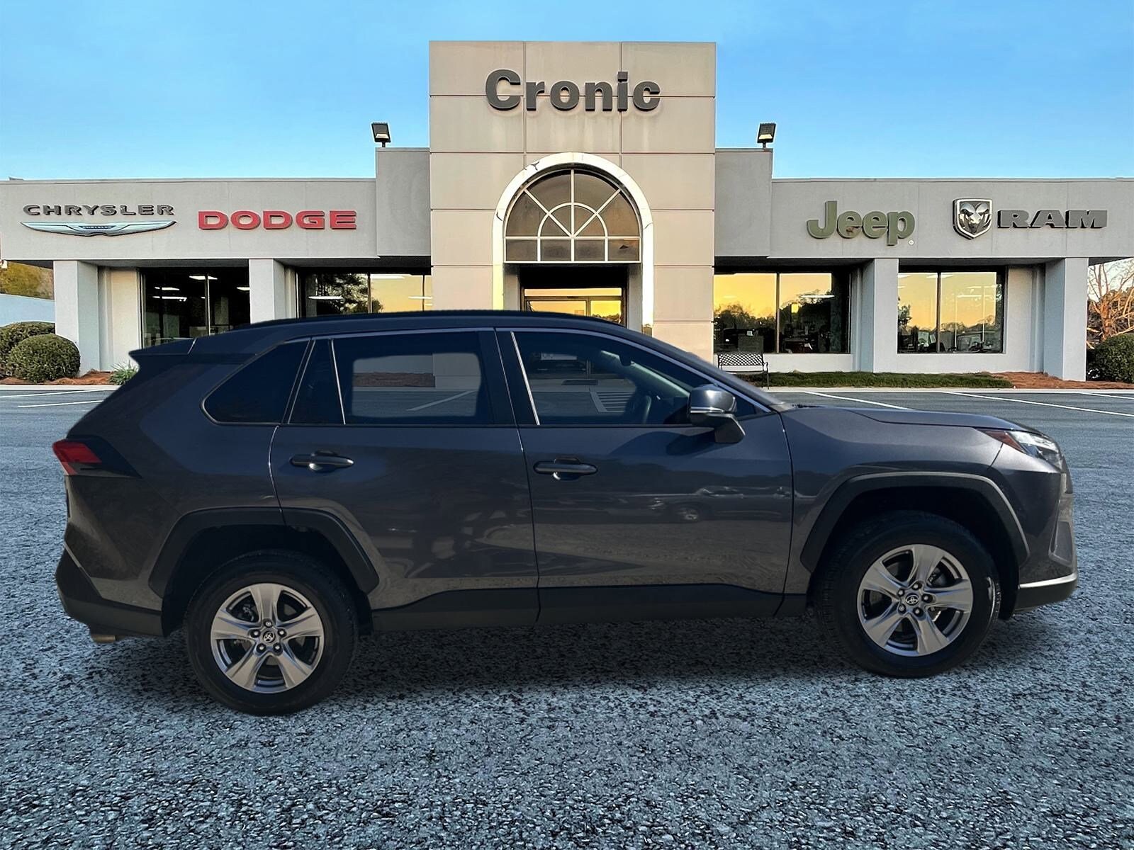 2022 Toyota RAV4 XLE photo 2